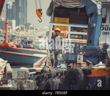 Les travailleurs locaux chantier naval - Bali Hai pier salon Banque D'Images