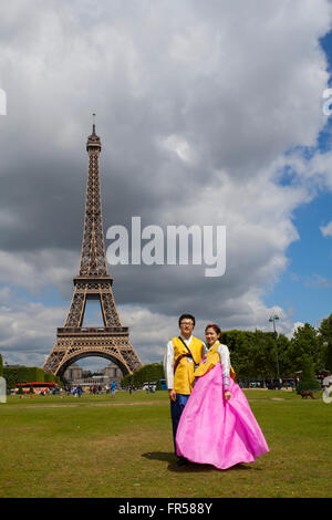 Couple avec asiatique traditionnel posant pour selfy en face de Tour Eiffel à Paris, France Banque D'Images