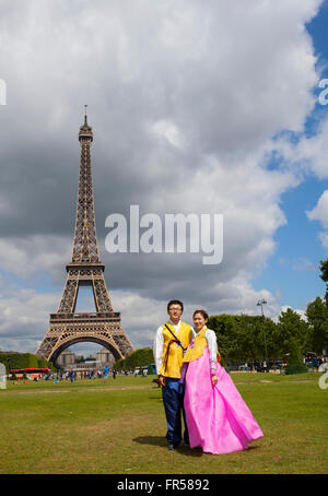 Couple avec asiatique traditionnel posant pour selfy en face de Tour Eiffel à Paris, France Banque D'Images