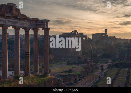 Rome, Italie : Temple de Saturne dans le Forum Romain Banque D'Images