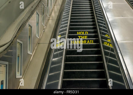 Londres, Royaume-Uni - 20 mars 2016 : Tenez la rampe avis sur un escalator dans le métro de Londres, la gare de Euston Banque D'Images