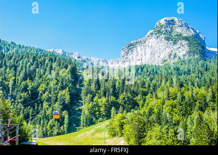 Sella Nevea, Udine, Italie - 10 juillet 2015 : paysage alpin avec cable car Banque D'Images