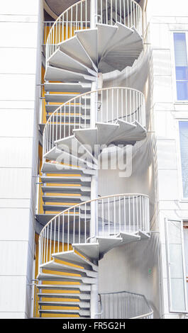 Escalier en spirale servant de sortie de secours sortie de secours .à l'extérieur de bâtiments. Banque D'Images