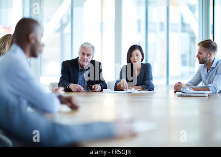 Rencontre des gens d'affaires dans la salle de conférence Banque D'Images