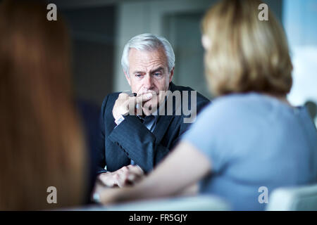 Senior businessman sérieux à la réunion dans le bas Banque D'Images