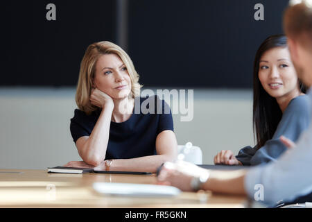 Femme d'écoute attentive à répondre Banque D'Images