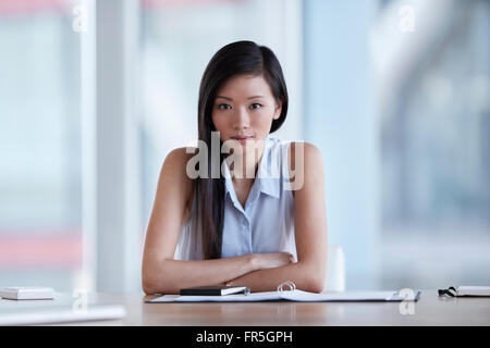 Portrait confident businesswoman in conference room Banque D'Images