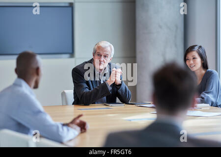 Rencontre des gens d'affaires dans la salle de conférence Banque D'Images