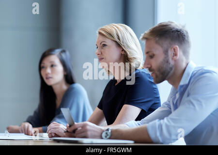 Rencontre des gens d'affaires dans la salle de conférence Banque D'Images