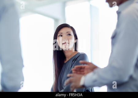 Businesswoman listening to businessman Banque D'Images