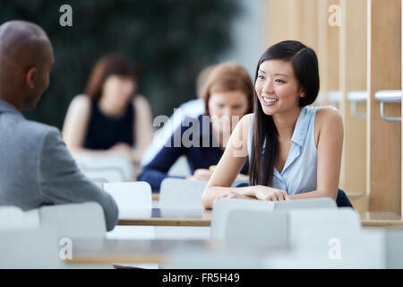 Smiling businesswoman talking de businessman Banque D'Images