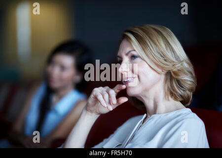 Femme d'écoute attentive à répondre Banque D'Images