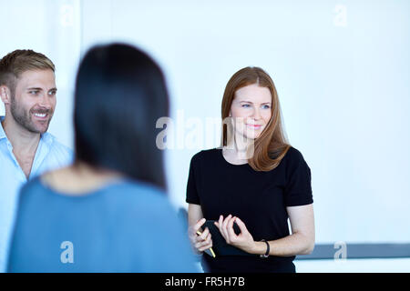 Smiling businesswoman looking away Banque D'Images