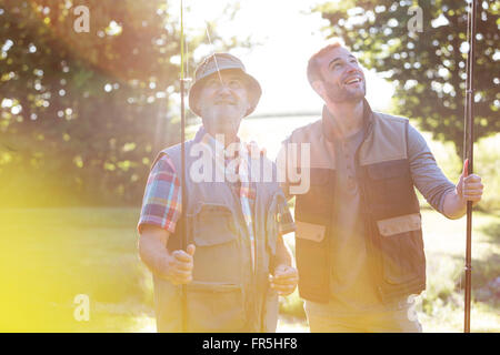 Père et fils adulte avec des cannes à pêche Banque D'Images