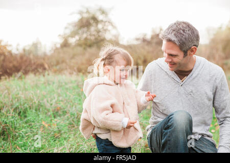 Père et fille tout-petits in autumn park Banque D'Images