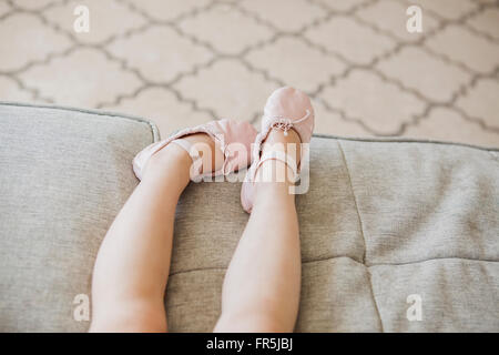 Les jambes de bébé fille portant des chaussures de ballet Banque D'Images