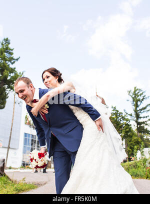 Wedding couple having fun et marcher dans les rues d'une ville Banque D'Images