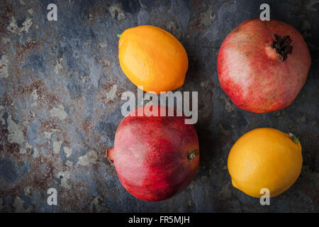 Les citrons, grenades sur la table horizontale, Pierre Banque D'Images