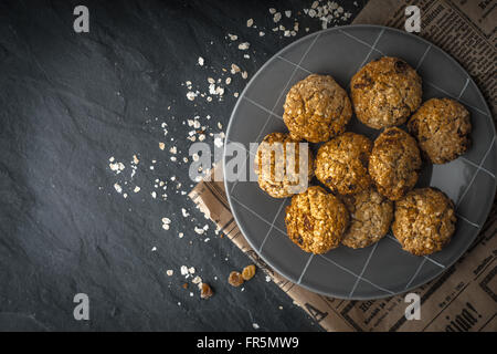 Biscuits à la plaque en céramique gris sur l'horizontale Banque D'Images