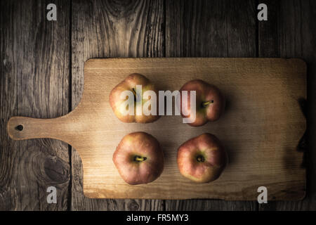 Pommes rouges sur une planche à découper l'horizontale Banque D'Images