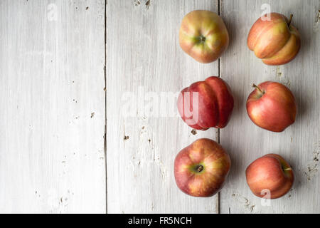 Des pommes rouges sur les tableaux blancs l'horizontale Banque D'Images