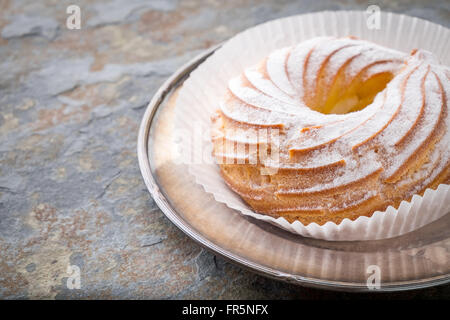 Gâteau recouvert de sucre en poudre sur une plaque de métal l'horizontale Banque D'Images