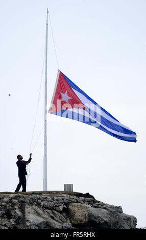 La Havane, Cuba. Mar 20, 2016. Levé le drapeau cubain l'homme près de l'Hôtel Nacional à La Havane, Cuba, le Dimanche, Mars 20, 2016, avant l'arrivée d'Obama. Le président Barack Obama sera le premier président américain à visiter le pays communiste dans près de 90 ans. (CTK) photo credit : CTK/Alamy Live News Banque D'Images