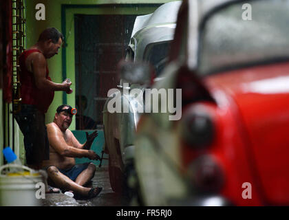 Dans le cadre d'un travail mécanique auto vintage voiture américaine à La Havane, Cuba, le 20 mars 2016, avant l'arrivée d'Obama. Le président Barack Obama sera le premier président américain à visiter le pays communiste dans près de 90 ans. (CTK) Photo Banque D'Images