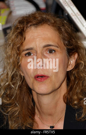 Paris, France. Le 20 mars 2016. Delphine de Vigan en dédicace à la foire du livre à Paris, France. Credit : Bernard Menigault/Alamy Live News Banque D'Images