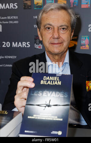 Paris, France. Le 20 mars 2016. Daniel Bilalian en dédicace à la foire du livre à Paris, France. Credit : Bernard Menigault/Alamy Live News Banque D'Images