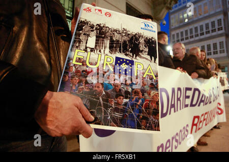 Lugo, le nord de l'Espagne, le 16 mars 2016. Des centaines de personnes se retrouvent en face de la sous-délégation du gouvernement espagnol pour protester contre l'accord entre la Turquie et l'Union européenne sur le contrôle de l'immigration en Europe. L'accent se qualifier l'Union européenne '' Nazi et appellent à la solidarité avec les réfugiés, en se souvenant que pas trop il y a de nombreuses années étaient les Espagnols qui ont été obligées de partir et de chercher refuge à cause de la guerre. Photos:Carlos Castro.Crédit photo : Carlos Castro Vazquez/Roverimages *** *** Local Caption 00259044 Banque D'Images