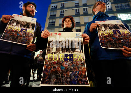 Lugo, le nord de l'Espagne, le 16 mars 2016. Des centaines de personnes se retrouvent en face de la sous-délégation du gouvernement espagnol pour protester contre l'accord entre la Turquie et l'Union européenne sur le contrôle de l'immigration en Europe. L'accent se qualifier l'Union européenne '' Nazi et appellent à la solidarité avec les réfugiés, en se souvenant que pas trop il y a de nombreuses années étaient les Espagnols qui ont été obligées de partir et de chercher refuge à cause de la guerre. Photos:Carlos Castro.Crédit photo : Carlos Castro Vazquez/Roverimages *** *** Local Caption 00259043 Banque D'Images