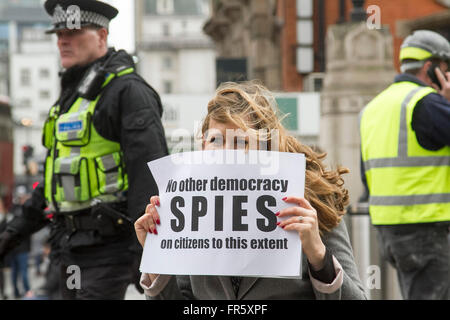 London,UK. 21 mars 2016. Une femme est titulaire d'un signe en face d'une une équipe de télévision soulignant le fait le Royaume-Uni des espions sur ses citoyens plus que n'importe quel autre pays démocratique Crédit : amer ghazzal/Alamy Live News Banque D'Images