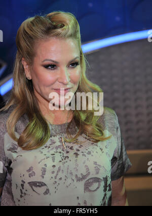 Magdeburg, Allemagne. Mar 19, 2016. US-chanteur Anastacia à l'émission de télévision "Willkommen bei Carmen Nebel" à Getec arena de Magdeburg, Allemagne, 19 mars 2016. Le spectacle fonctionne sur 24 mars 2016 sur ZDF. Photo : Jens Wolf/dpa/Alamy Live News Banque D'Images