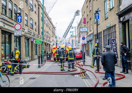 Londres, Royaume-Uni. 21 mars, 2016. Incendie dans Brick Lane, East London, où la route était fermée et de nombreux camions de pompiers ont été appelés. Credit : Ilyas Ayub/ Alamy Live News Banque D'Images