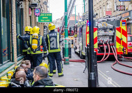 Londres, Royaume-Uni. 21 mars, 2016. Incendie dans Brick Lane, East London, où la route était fermée et de nombreux camions de pompiers ont été appelés. Credit : Ilyas Ayub/ Alamy Live News Banque D'Images