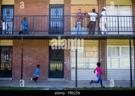 Memphis, TN, USA. Apr 25, 2015. 25 avril 2015 - Les travailleurs jusqu'à la Garenne Windows en tant que résidents appartements commencent à se déplacer leurs biens hors de leurs appartements. Vingt-quatre familles sont provisoirement déplacé dans des hôtels, comme l'établissement Extended Stay America, parce que les agents d'application de code de ville réputée ces appartements inhabitables. © (Brad VestThe AppealThe Appel Commercial Commercial/ZUMA/Alamy Fil Live News Banque D'Images