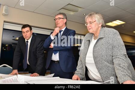 Affichage des plans d'un nouveau club house à Dungannon Rovers Football club sont Alastair Patterson axe avec la chef du parti UUP Mike Nesbitt et assemblée générale candidate Rosemary Barton Crédit : Mark Winter/Alamy Live News Banque D'Images