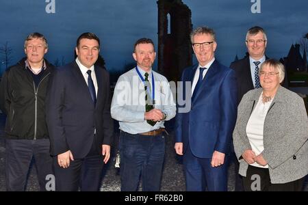 Qui est représenté sur une visite à Dungannons Hill de l'O'Neill museum sont L : la Rcbd Walter Cuddy, Alastair Patterson, député provincial Museum superviseur animateur Issac Beattie, chef du Parti unioniste de l'Ulster Mike Nesbitt, le député Tom Elliot et nouvelle Assemblée candidate Rosemary Barton Crédit : Mark Winter/Alamy Live News Banque D'Images