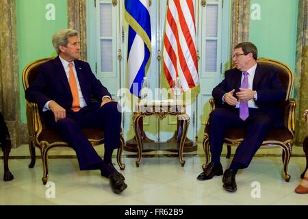 La Havane, Cuba. 21 mars, 2016. La secrétaire d'Etat John Kerry rencontre le ministre cubain des Affaires étrangères Bruno'Rodr guez Parilla pour une réunion bilatérale au ministère des Affaires étrangères le 21 mars 2016 à La Havane, Cuba. Kerry a tenu des réunions avec des fonctionnaires cubains avant de rejoindre le président Barack Obama sur sa visite historique à Cuba. Banque D'Images