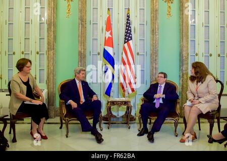 La Havane, Cuba. 21 mars, 2016. La secrétaire d'Etat John Kerry rencontre le ministre cubain des Affaires étrangères Bruno'Rodr guez Parilla pour une réunion bilatérale au ministère des Affaires étrangères le 21 mars 2016 à La Havane, Cuba. Kerry a tenu des réunions avec des fonctionnaires cubains avant de rejoindre le président Barack Obama sur sa visite historique à Cuba. Credit : Planetpix/Alamy Live News Banque D'Images