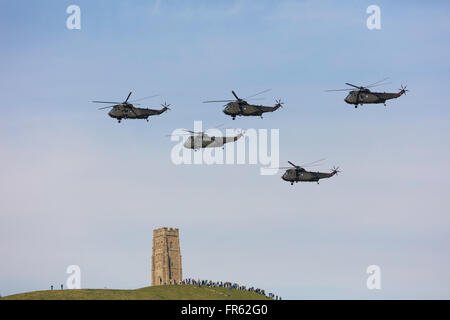 Tor de Glastonbury, Royaume-Uni. 21 mars, 2016. À 14:10hrs le 21 mars (sur l'après-midi de l'Équinoxe de printemps), cinq hélicoptères Sea King Mk4 voler en formation devant une foule de sympathisants, debout sur Tor de Glastonbury. La Fly Past et boucle autour de la Tor, est venu à la fin de cinq heures de vol d'adieu de leur base à Yeovilton, de déplacements dans le sud-ouest de l'Angleterre et à la base par l'intermédiaire de Glastonbury. Les niveaux de crédit : Photography/Alamy Live News Banque D'Images