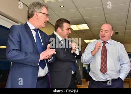 Mike Nesbitt chef du parti UUP avec axe d'Alastair Patterson MLA et Dungannon Rovers Vice-président Jarlath Faloon. Le chef du Parti unioniste de l'Ulster Mike Nesbitt visites diverses localités en Dungannon ville avec Alastair Patterson DEPUTÉ, Tom Elliott MP et nouveau candidat à l'Assemblée UUP Rosemary Barton. Ils ont eu une visite guidée de la colline de l'O'Neill a ensuite visité le musée et Dungannon Rovers Football club pour une réunion avec le vice-président du club Jarlath Falloon. M. Nesbitt a écouté les questions sur le club a eu à obtenir le financement nécessaire au progrès du club et sa vision de l'avenir. (Photo par Mark Winter / Banque D'Images