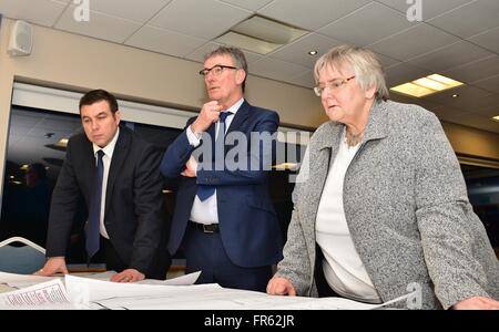 Affichage des plans d'un nouveau clubhouse à Dungannon Rovers Football club sont Alastair Patterson axe avec la chef du parti UUP Mike Nesbitt et assemblée générale candidate Rosemary Barton. Le chef du Parti unioniste de l'Ulster Mike Nesbitt visites diverses localités en Dungannon ville avec Alastair Patterson DEPUTÉ, Tom Elliott MP et nouveau candidat à l'Assemblée UUP Rosemary Barton. Ils ont eu une visite guidée de la colline de l'O'Neill a ensuite visité le musée et Dungannon Rovers Football club pour une réunion avec le vice-président du club Jarlath Falloon. M. Nesbitt a écouté les questions sur le club a eu à obtenir le financement nécessaire pour progr Banque D'Images