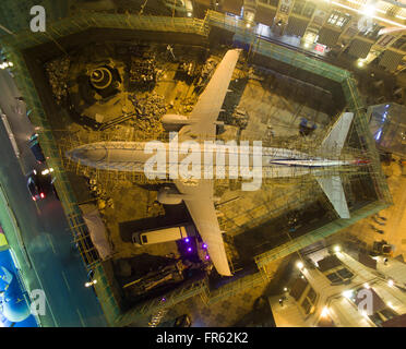 Hubei, Chine. 21 mars, 2016. Une vue aérienne de nuit paysage thème avion restaurant à Wuhan, province du Hubei en Chine centrale sur 21th Mars 2016. Il est affirmé que la cantine avec une capacité de 100 convives ont été investis dans 35 millions de RMB( environ $ 5,4 millions) et sera prévue pour juin. Le prix sera de 200 à 300 RMB (en 30-45) par personne en cabine et 300-400 RMB(($ 45-60) par personne au poste de conduite. PHOTO Credit : CPRESS LIMITED/Alamy Live News Banque D'Images