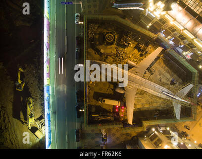 Hubei, Chine. 21 mars, 2016. Une vue aérienne de nuit paysage thème avion restaurant à Wuhan, province du Hubei en Chine centrale sur 21th Mars 2016. Il est affirmé que la cantine avec une capacité de 100 convives ont été investis dans 35 millions de RMB( environ $ 5,4 millions) et sera prévue pour juin. Le prix sera de 200 à 300 RMB (en 30-45) par personne en cabine et 300-400 RMB(($ 45-60) par personne au poste de conduite. PHOTO Credit : CPRESS LIMITED/Alamy Live News Banque D'Images