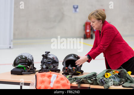 Noervenich, Allemagne. 21 mars, 2016. Les visites de la chancelière allemande Angela Merkel Tactical Air Force '31 Escadron Boelcke' dans Noervenich, 03/21/2016 Credit : Juergen Schwarz/Alamy Live News Banque D'Images