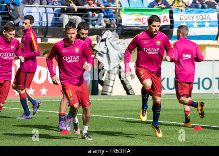 VILLARREAL, ESPAGNE - MAR 20 joueurs de football FC Barcelone : réchauffer avant le match de la Liga entre Villarreal CF et le FC Barcelone au Stade El Madrigal le 20 mars 2016 à Villarreal, Espagne. Banque D'Images