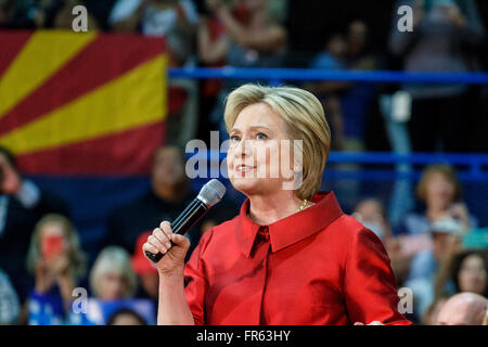 Phoenix, Arizona, USA. 21Th Mars, 2016. Ancien secrétaire d'Etat américaine Hillary Clinton parle pendant un rassemblement électoral le jour avant les élections primaires de l'Arizona à Carl Hayden Community High School, à Phoenix, en Arizona. Crédit : Jennifer Mack/Alamy Live News Banque D'Images