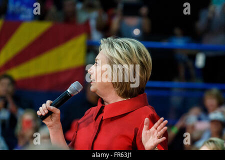 Phoenix, Arizona, USA. 21Th Mars, 2016. Ancien secrétaire d'Etat américaine Hillary Clinton parle pendant un rassemblement électoral le jour avant les élections primaires de l'Arizona à Carl Hayden Community High School, à Phoenix, en Arizona. Crédit : Jennifer Mack/Alamy Live News Banque D'Images